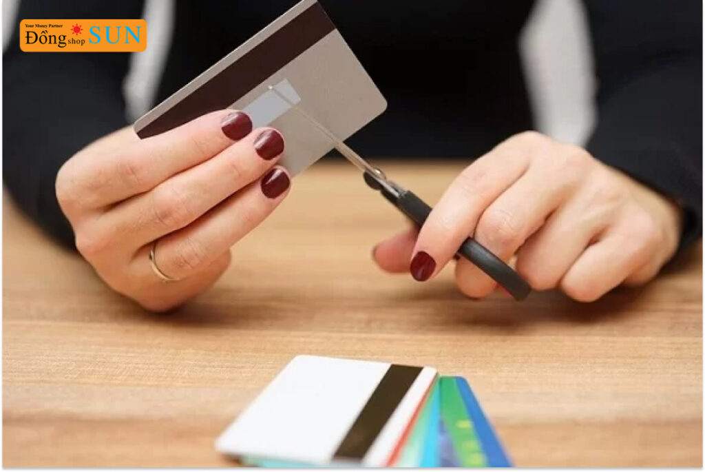 Hủy thẻ tín dụng có mất phí không?