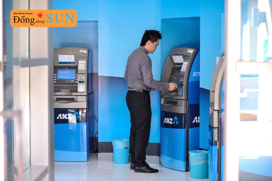 Chú ý an toàn khi rút tiền thẻ ATM