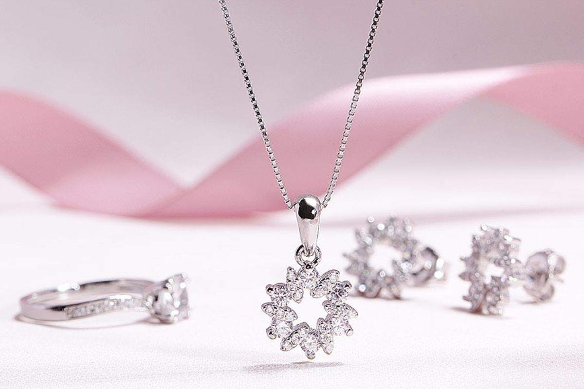 Nên mua vàng Ý hay vàng trắng?