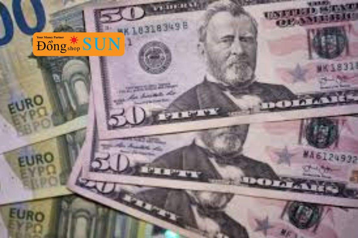 Có nên giữ USD hay đổi sang tiền Việt?