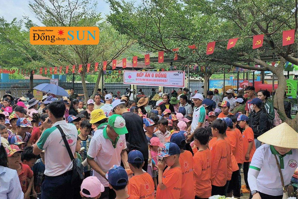 Dong Shop Sun trao tặng 200 chiếc áo thun cho trẻ em Đắk Lắk