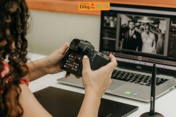 Laptop, máy ảnh, thiết bị công nghệ