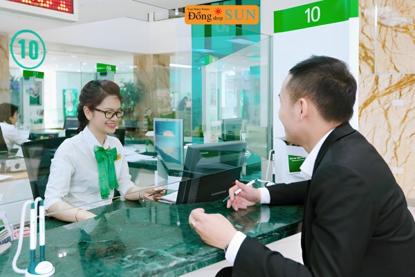 Mở thẻ trực tiếp tại quầy giao dịch Vietcombank