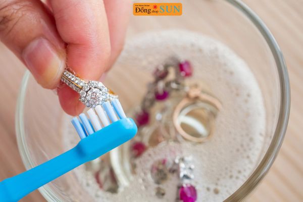 Vệ sinh trang sức định kỳ
