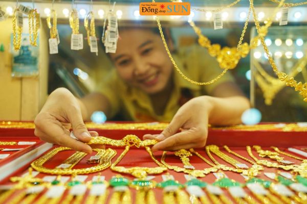 Có nên mua vàng khi giá đang biến động mạnh?
